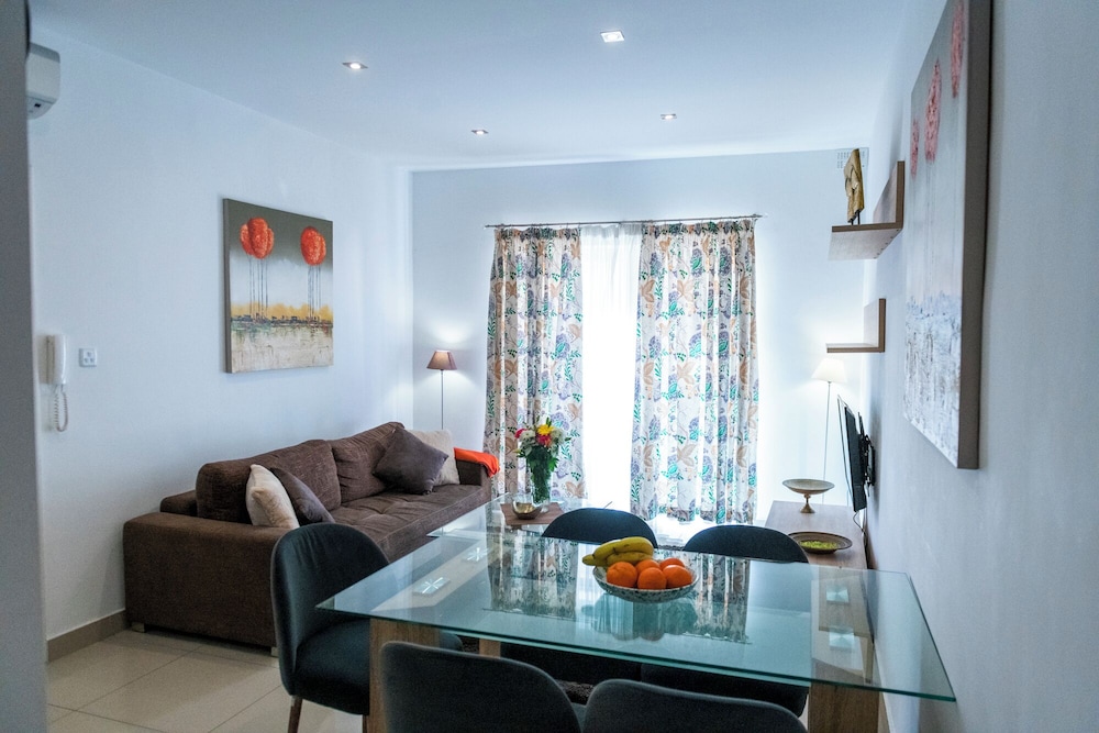 Cosy APT in Sliema- 2 mins walk from sea