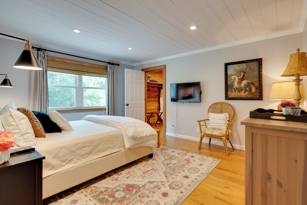 Getaway w/ Guest House - 6 Mi to Lake Glenville!