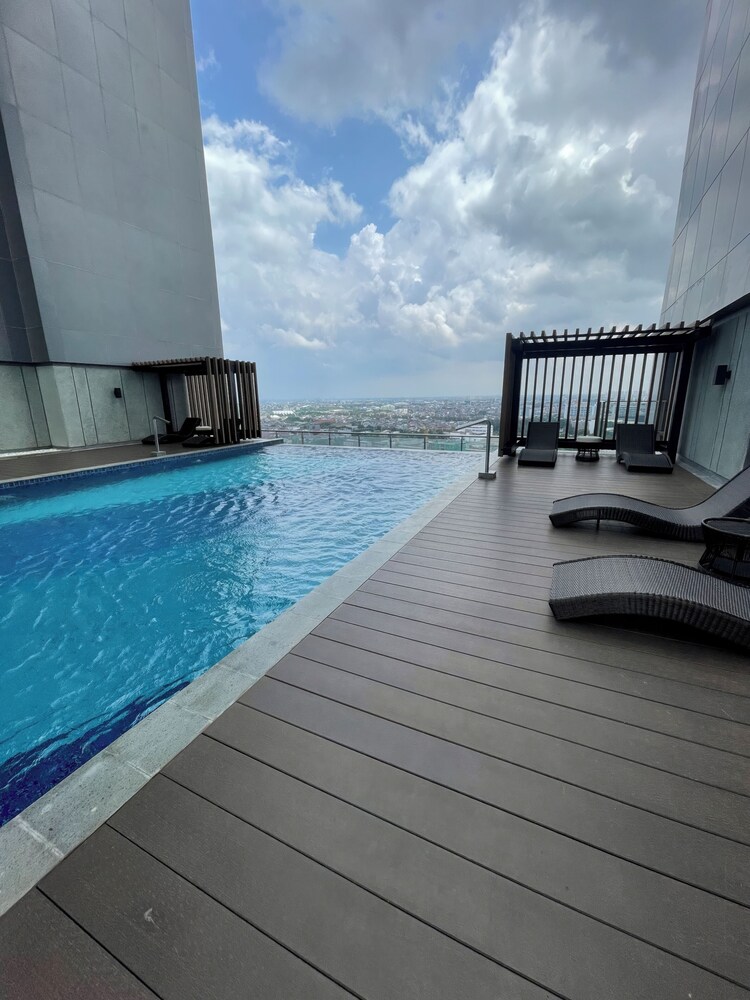 Staycation Jakarta Holland Village
