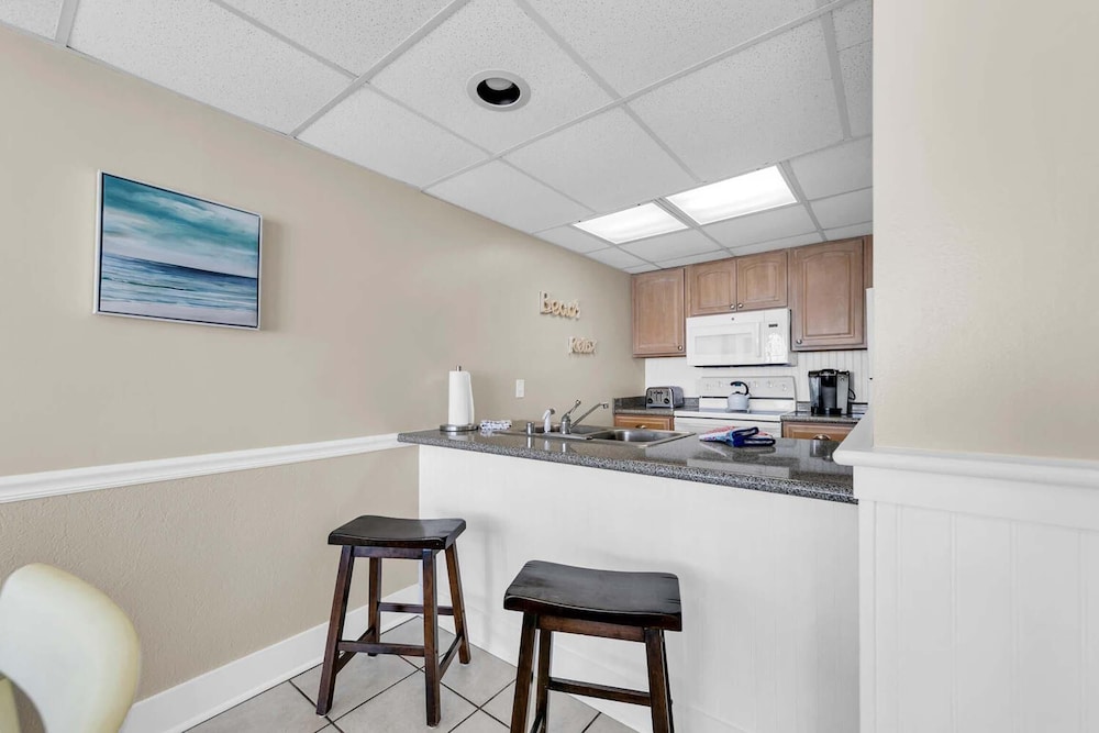 Leeward 403 at Edgewater