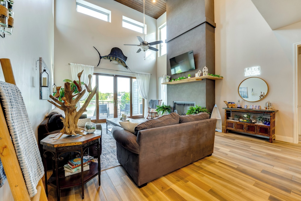 Luxe Waterfront Home w/ Boat Slip in New Braunfels