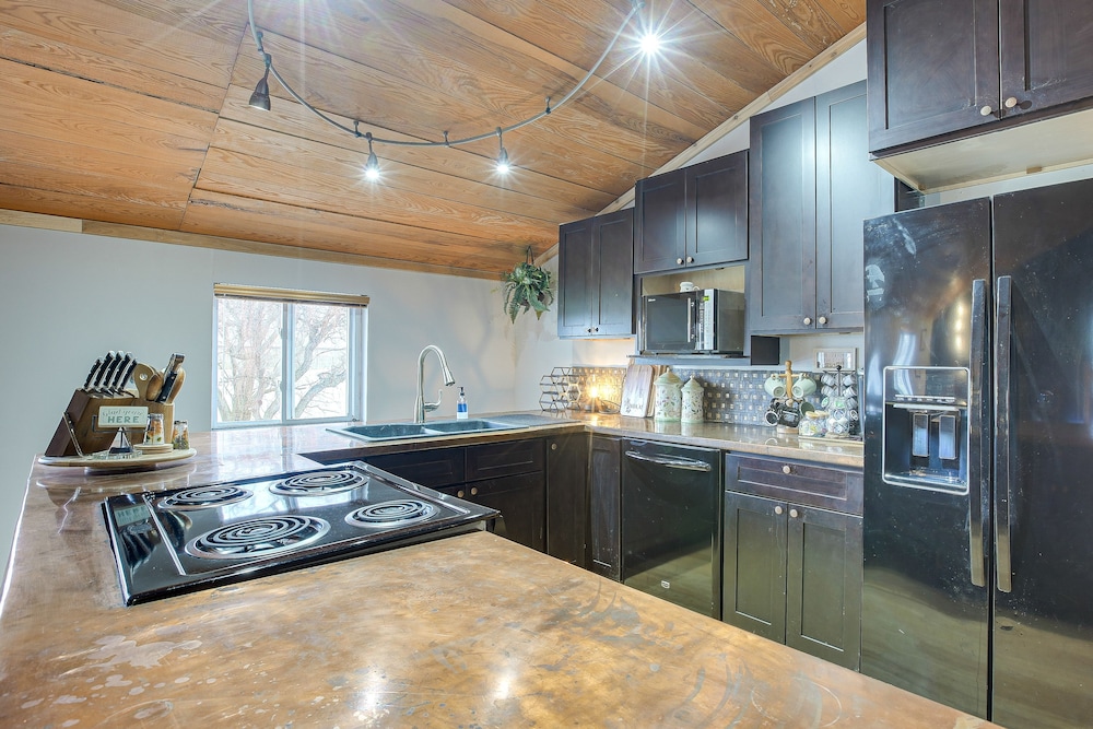 Homey Ohio Getaway on Private 7-acre Farm! view 2