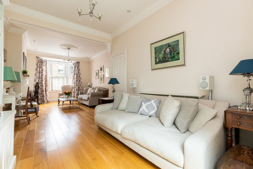 JOIVY Stunning 3 bed House Close to Westfield