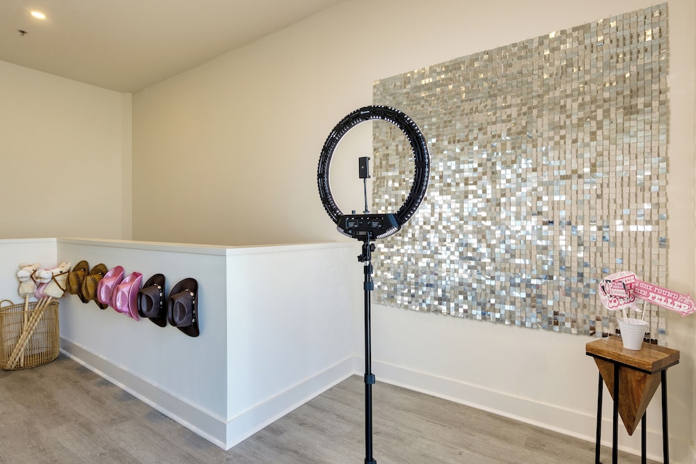 The Outrider by AvantStay Chic Stay Close to Broadway
