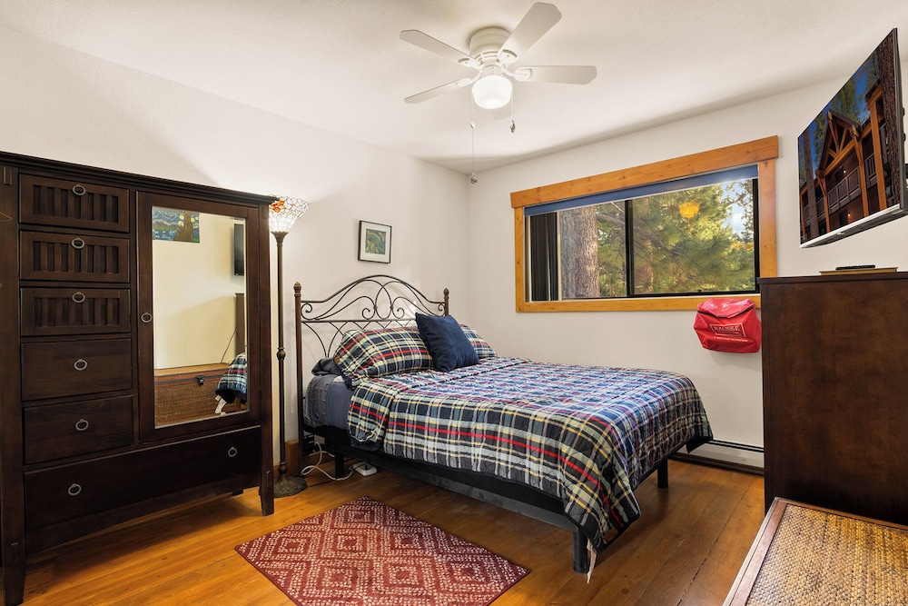 Sierra Pines Retreat Sleeps 6!