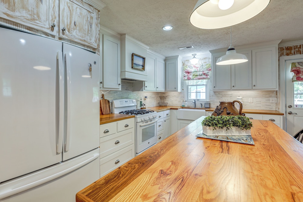 3 Mi to Beach: Pawleys Island Cottage