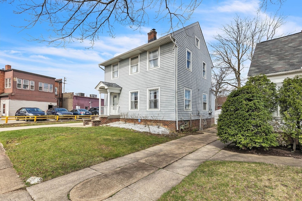 Cozy Getaway With Hot Tub, Patio & Fenced Yard 3 Bedroom Home