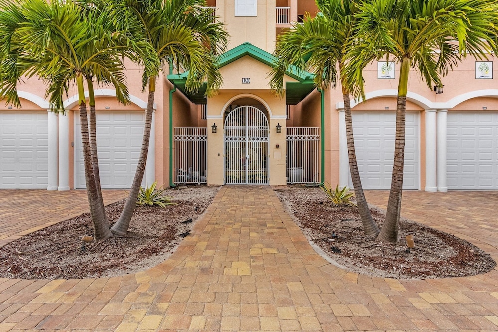 Palm Harbor #403 - 170 Lenell Rd 2 Bedroom Condo by RedAwning view 5