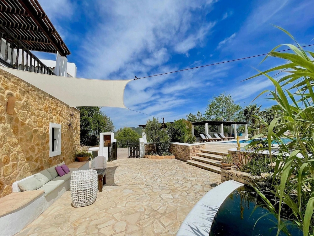 Holiday Home Near Stunning Beaches