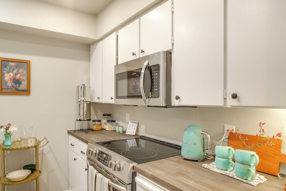 Twin Lakes Retreat: Lake, Pool & Golf Access!