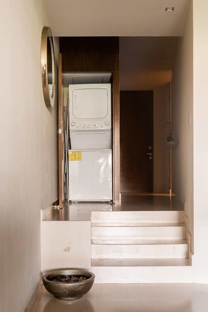 1 Br Steps From the Beach Roof w Ocean View