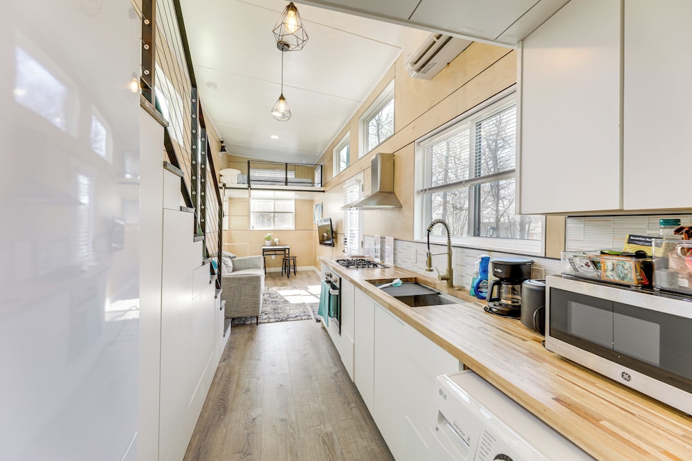 Hiking & Creek: Manor Tiny Home in Forest Retreat