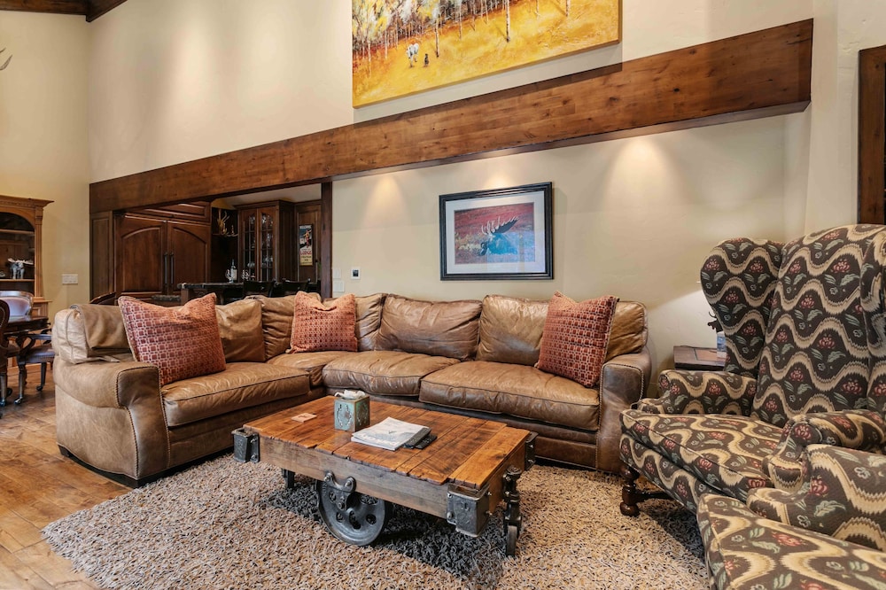 1617 - Six Bedroom plus Den Lakeside 6 Condo