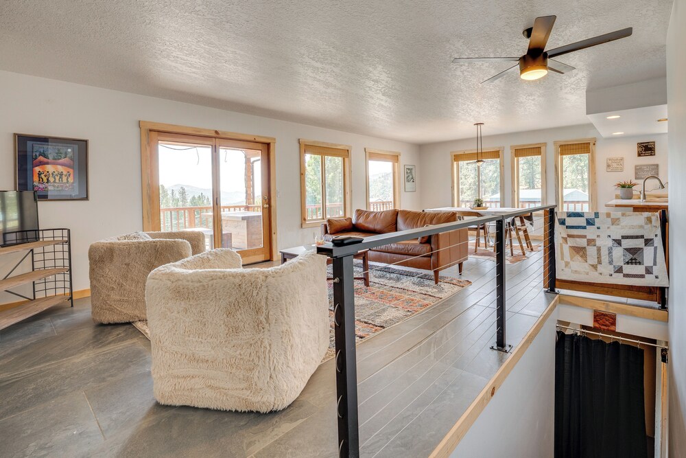 Mtn-view Getaway w/ Spacious Deck in Republic!