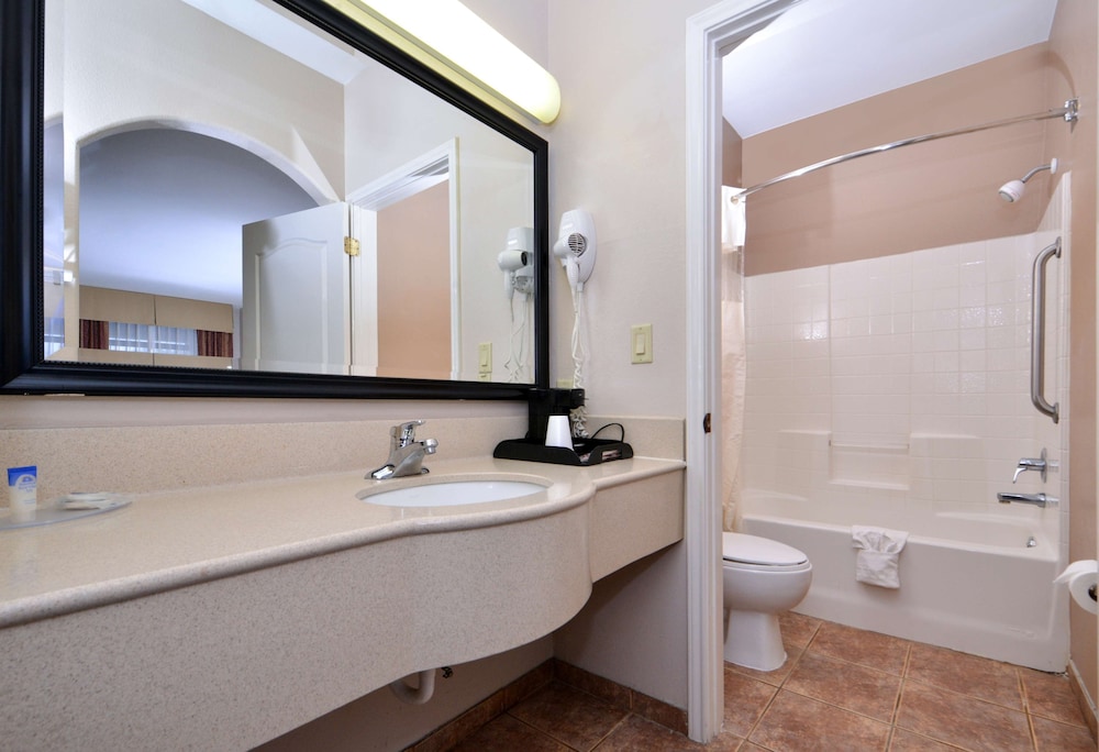 Americas Best Value Inn  Suites San Benito - Property Image 9