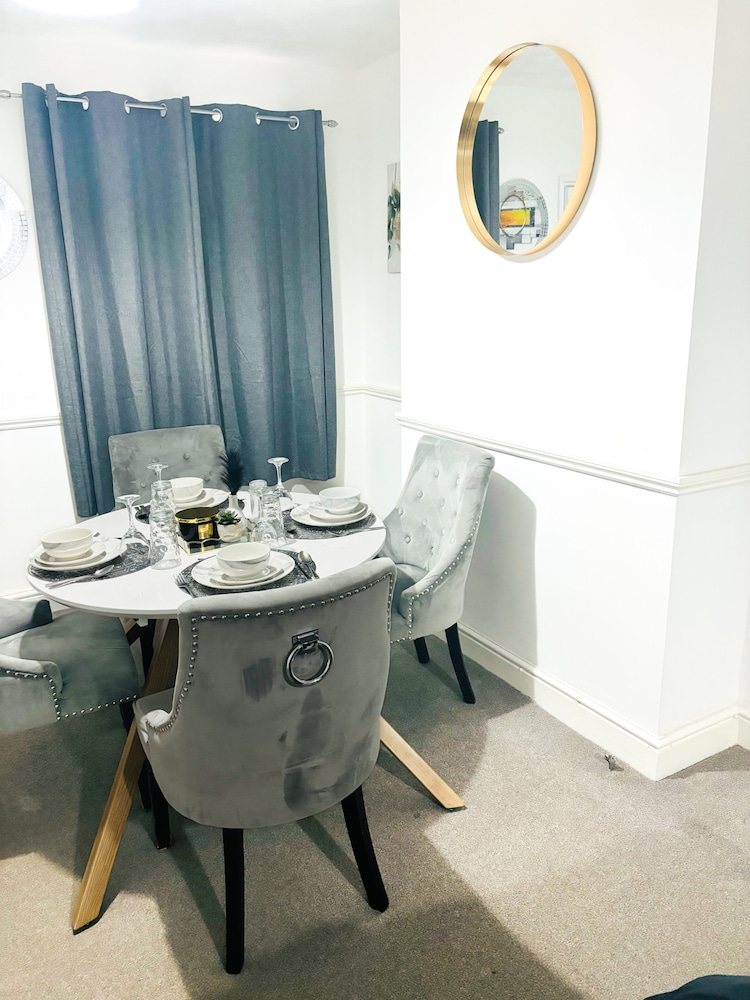 Convenient Home - Sleeps 6 - Parking - Garden