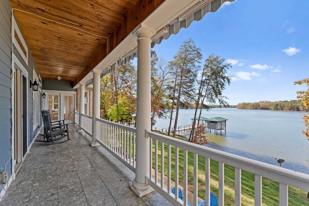 Sunset Pointe by Avantstay Waterfront, Beach, Fire Pit Sleeps 14 5bdr 4BA
