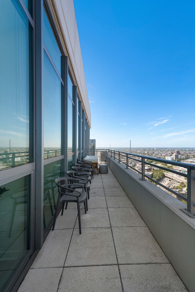 Penthouse Near Fulton Skyline Spacious