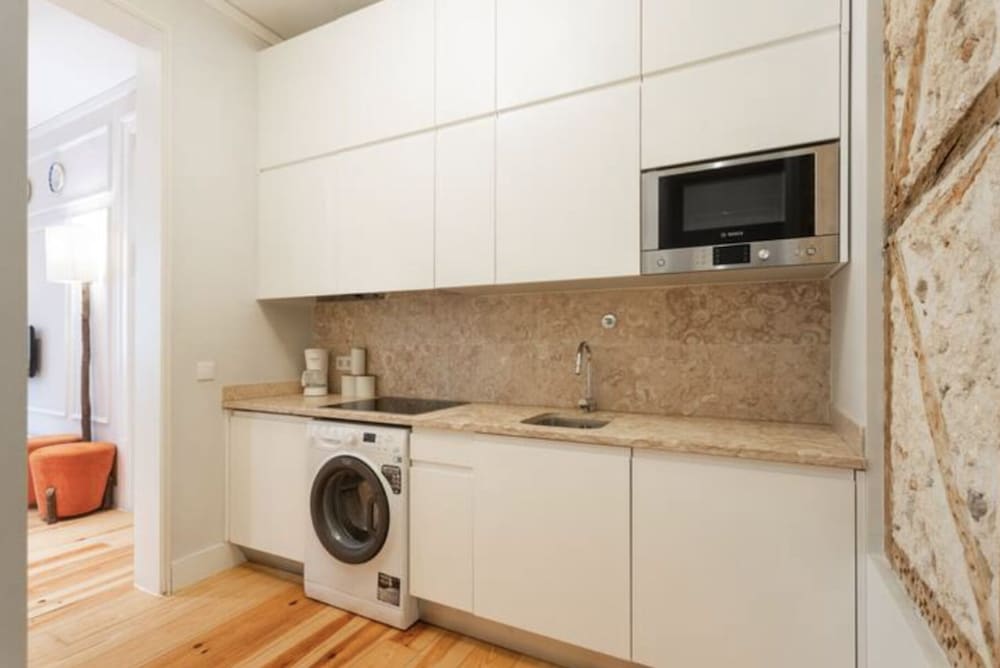 Baixa Cozy 2BR w/Elevator + AC - by LU Holidays view 3