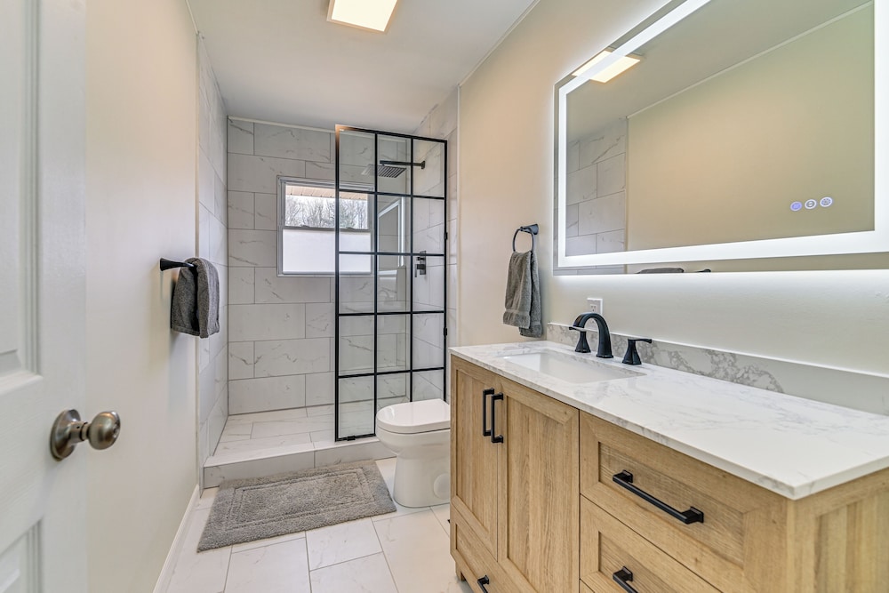 1 Mi to Dtwn: Home w/ Deck in Saratoga Springs