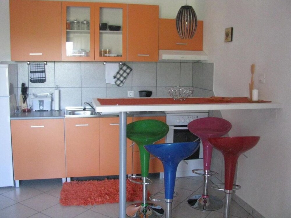 Xena - Comfort and Spacious - A4 Orange view 4
