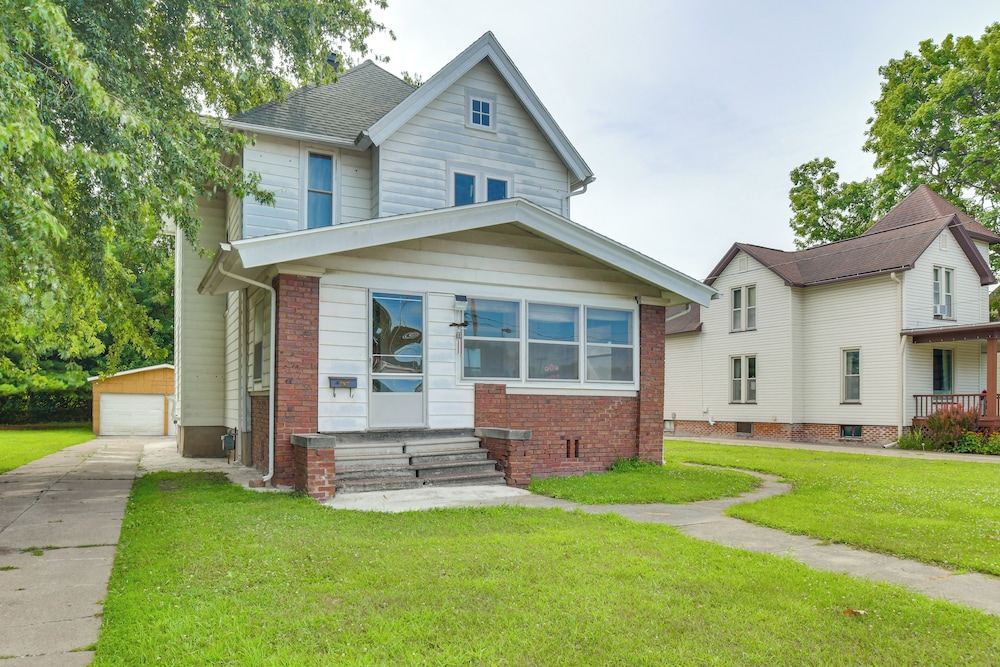 < 1 Mi to Main St: Quiet Apartment in Galesburg!