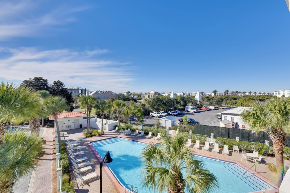Walkable Condo w/ Pool Btwn Rosemary & Alys Beach!