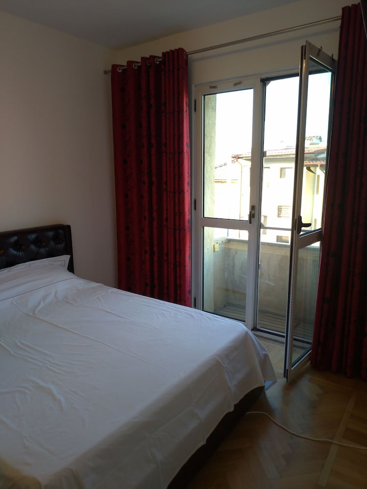 Appartment 3 Rooms, Splendid Position, 1 Minut of Walk to the Black Sea