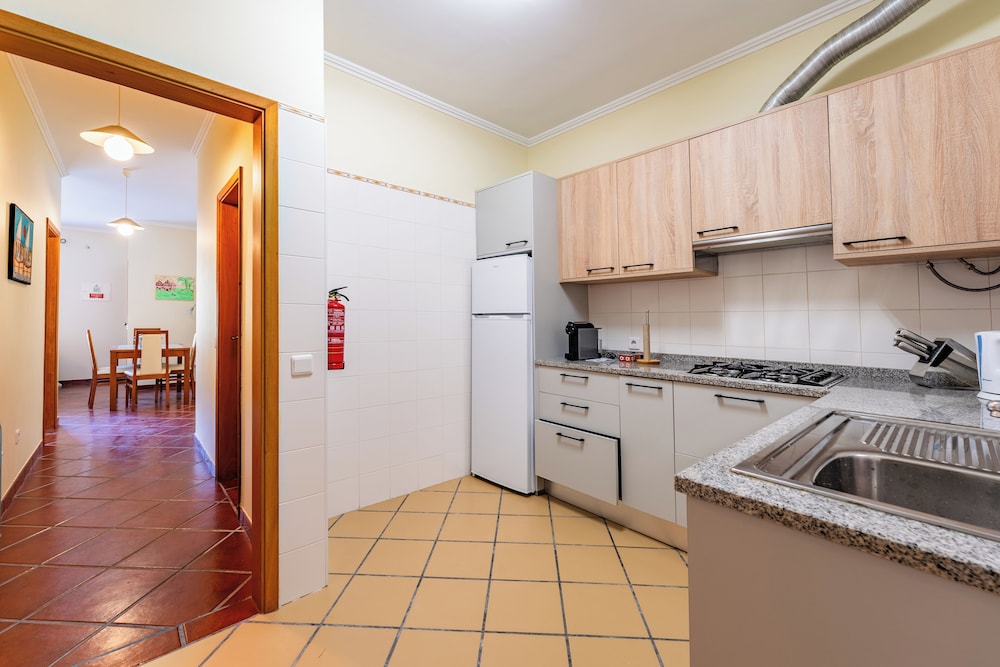 Simões Apartment by HR Madeira