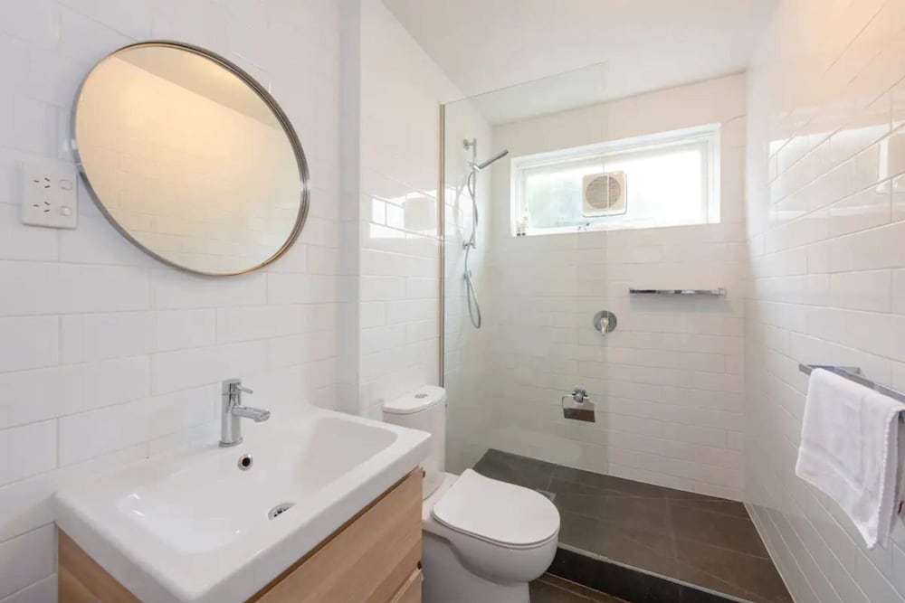Well-appointed Sunny 2 Bedroom Apartment in Northcote With Parking