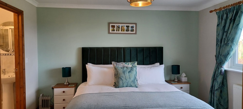 Relax With Amazing Views! 1-bed Studio in Tegryn view 4
