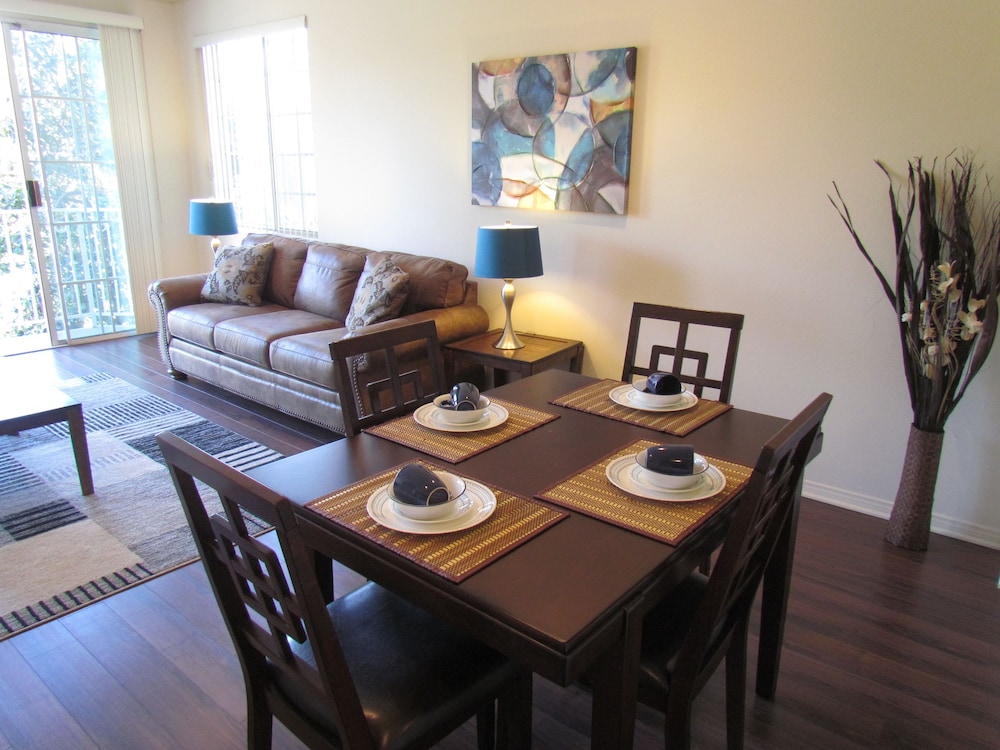 Next to Four Season Hotel, Luxury Apartment - Image 1
