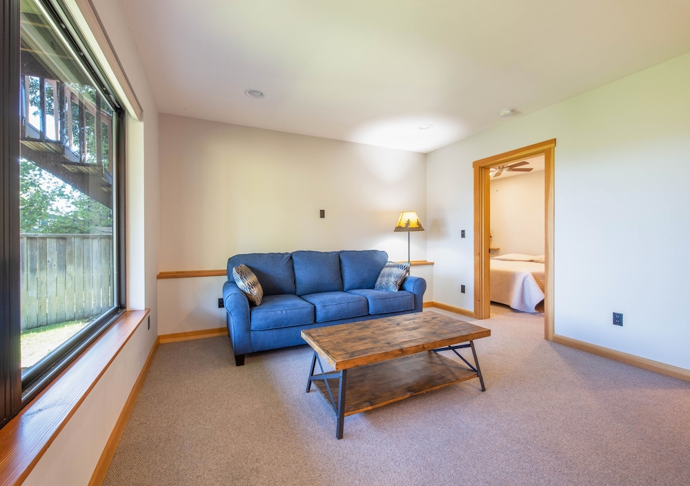 West Sail *30 Day Minimum 5 Bedroom Home by RedAwning