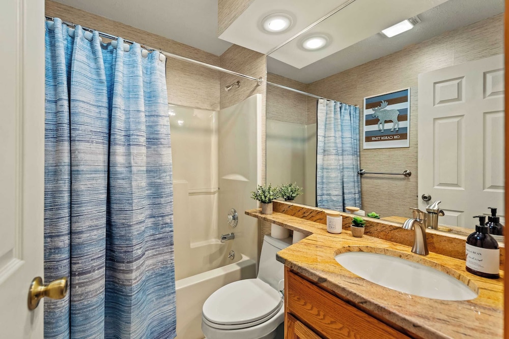 Mountain Escape With Game Room, Balcony & Stunning Views in the Poconos Christina