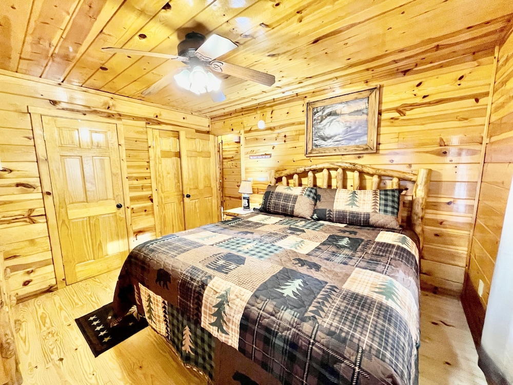 Little Sugar Camp 3 Bedroom Cabin by RedAwning