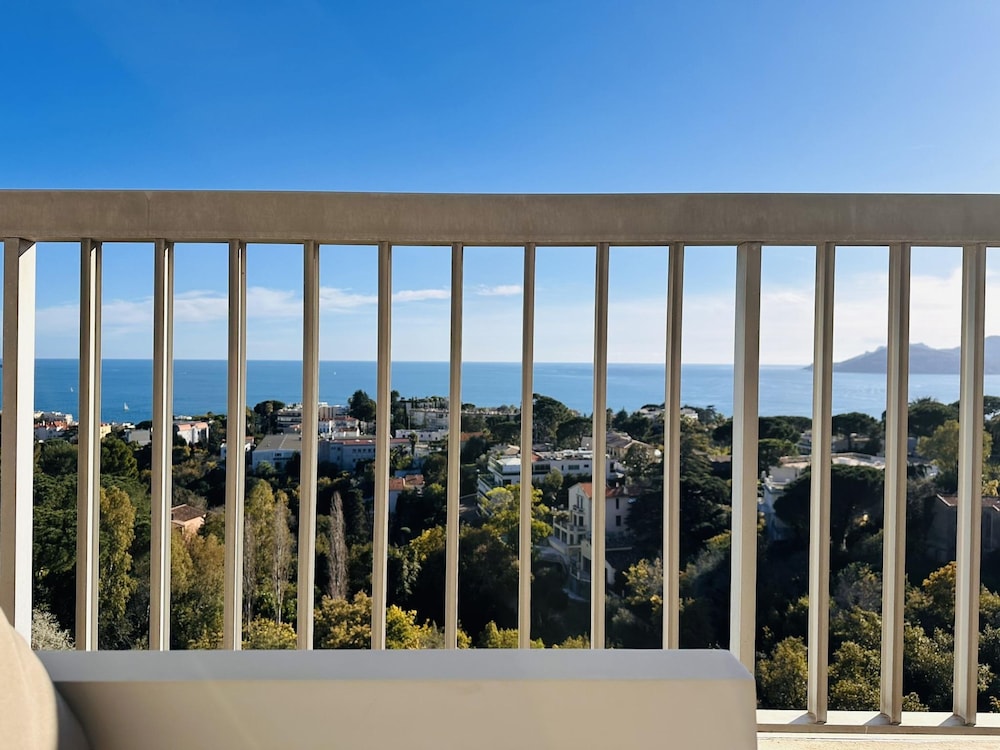 Large Light and Modern 2 Bedroomed Apartment in Cannes With Sea Views Pool and Lovely Terrace - 1503