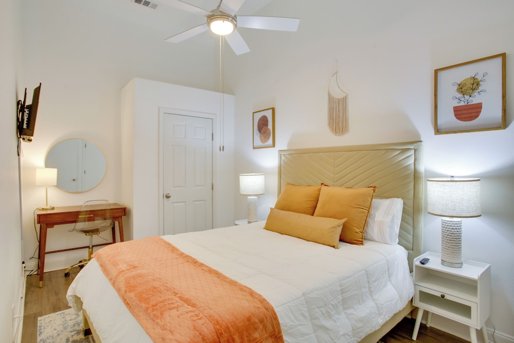 2 Mi to Dtwn: New Orleans Escape!