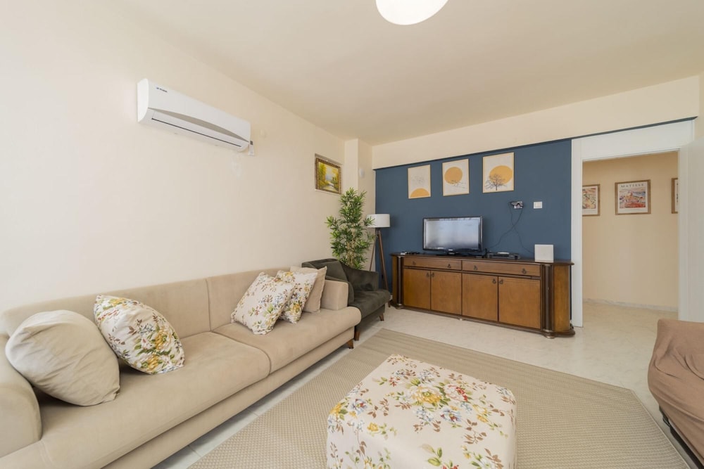 Spacious Flat Near Lara Beach in Antalya Muratpasa