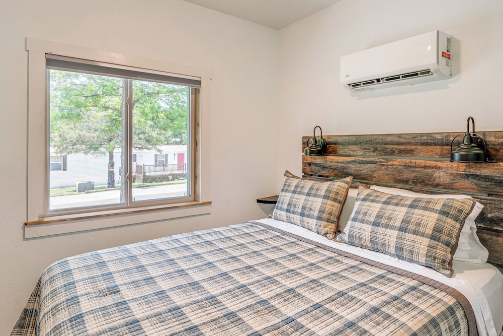 Cozy Two Peaks Home Near Lake Texoma State Park! view 3