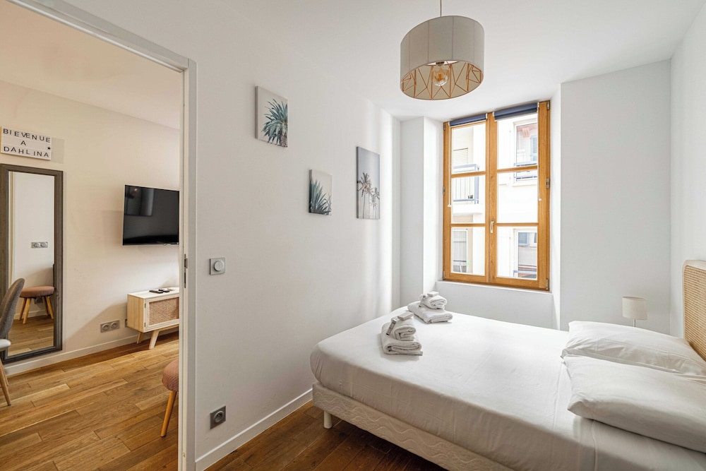 Magnificent Renovated 2 Room Apartment view 5