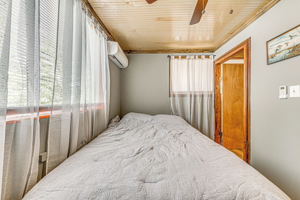 < 1 Mi to Grindstone Lake: Cabin w/ Large Yard!