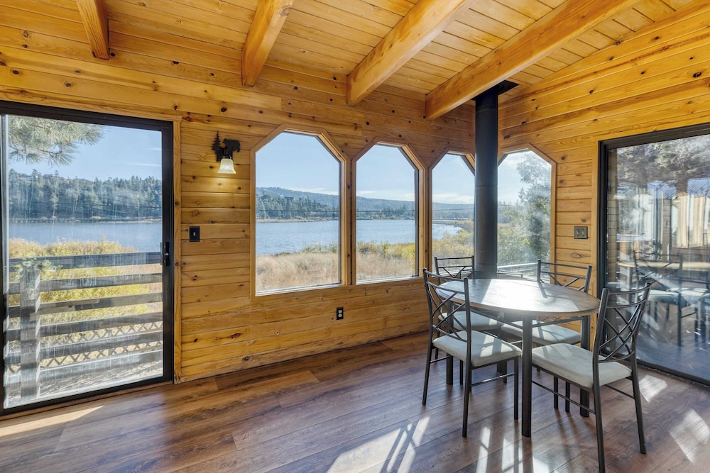 Viewtopia by Avantstay Lakefront Views + Hot Tub