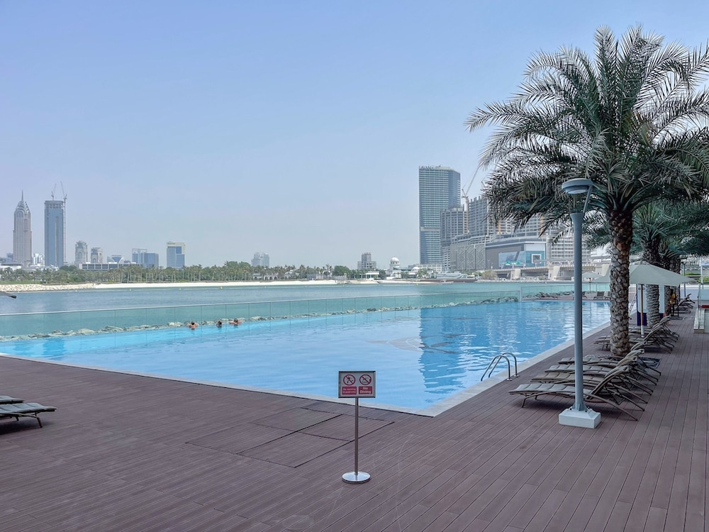 Peaceful and Airy 1-bedroom Apartment With the Palm Beach View