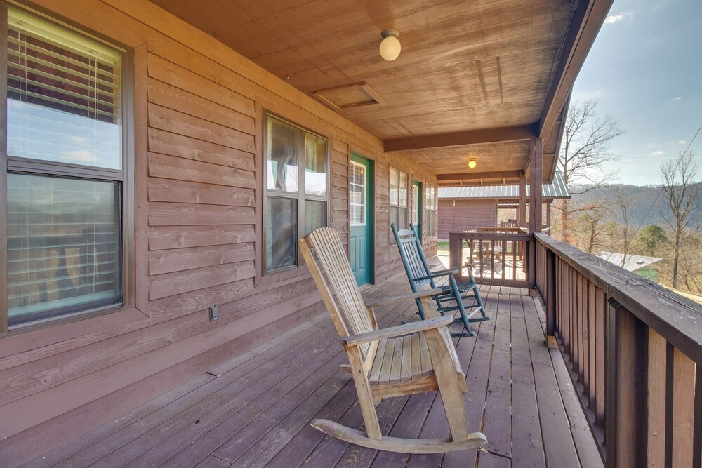 Walk to White River: Mountain View Family Cabin!