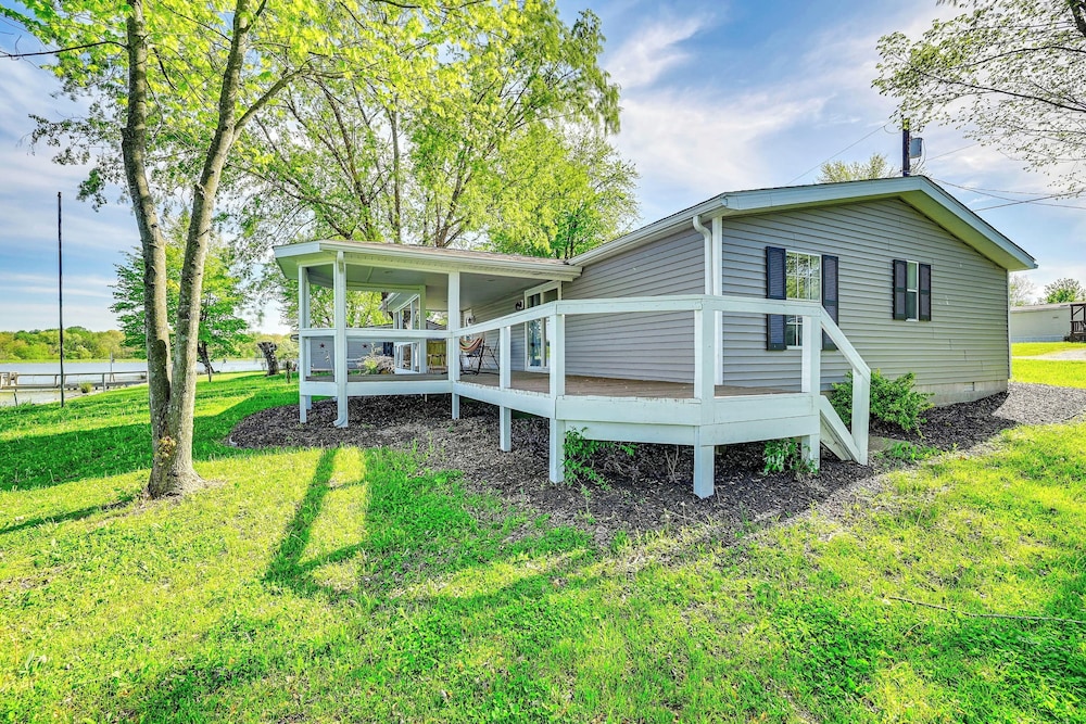 Near Hiking & Fishing: Dale Home w/ Deck!