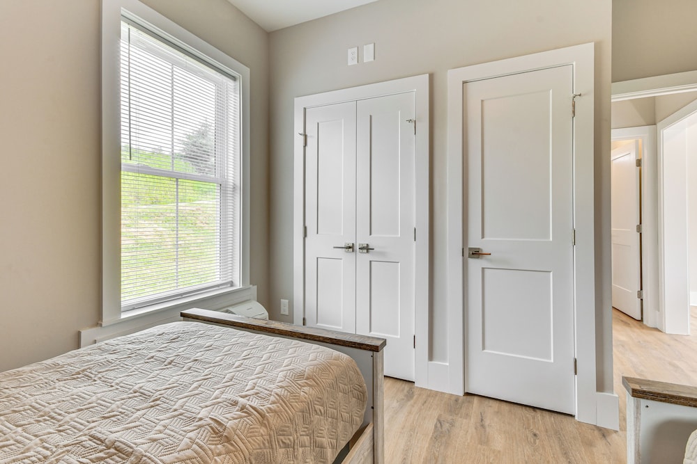 Near Hiking: Mtn-view Maggie Valley Escape!
