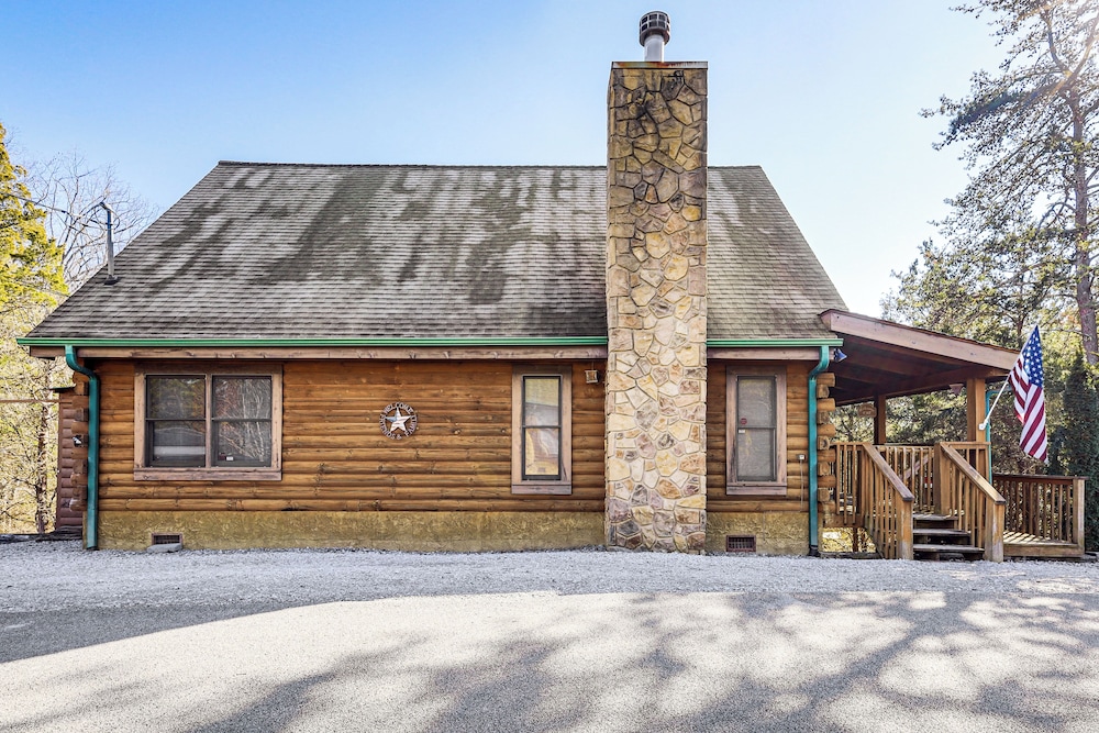 Cabin w/ Deck, Hot Tub & Douglas Lake Resort Perks