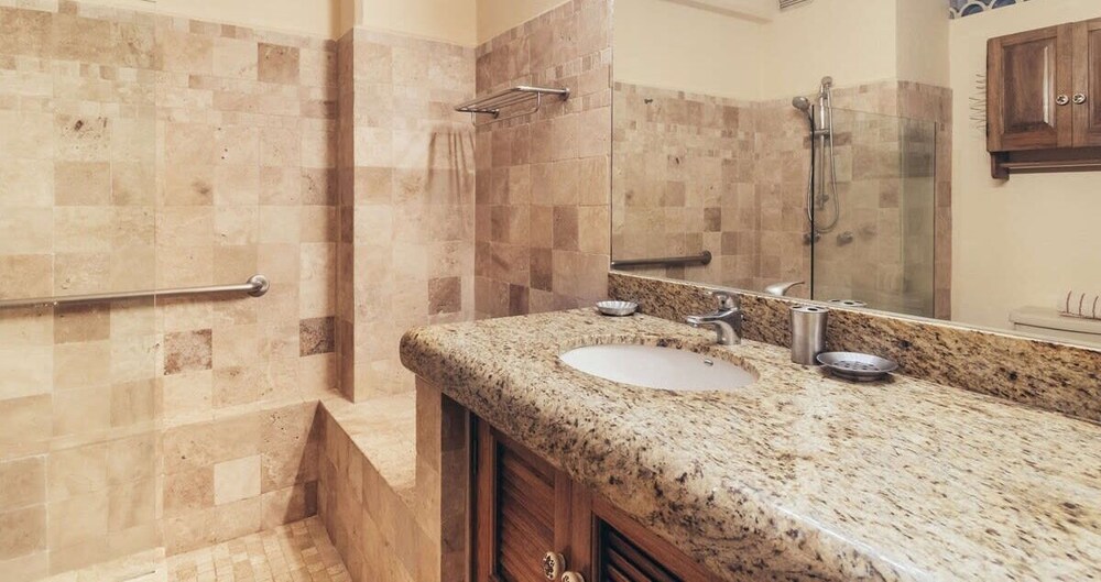 Ocean View 1Br Condo-balcony-beach-pool - 301