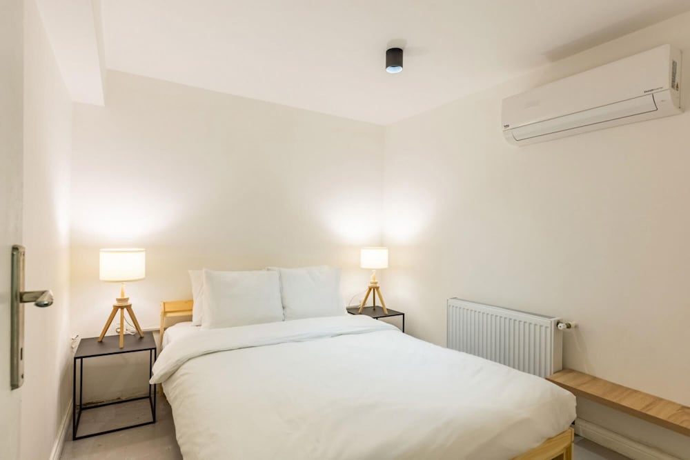 Flat 5 Min to Taksim With Backyard in Cihangir