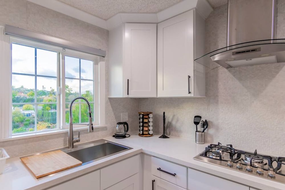 Stunning LA Luxury Retreat Ideal for Work or Play